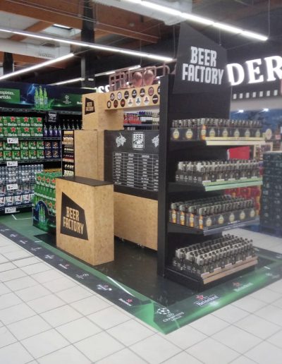Isla pasillo supermercado para cerveza, hecha en cartón doble micro, reboard, pvc foam, polipropileno celular, vinilo suelo y vinilo impreso, imitacion OSB sobre cartón